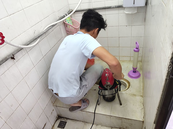 中兴镇管道堵塞冒臭气 专业师傅现场解决问题
